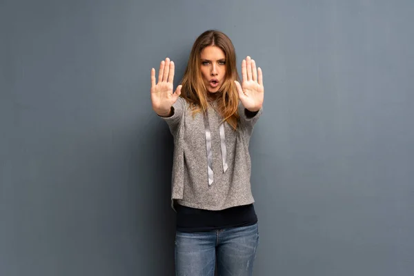 Donna Bionda Sfondo Grigio Facendo Gesto Arresto Deluso — Foto Stock