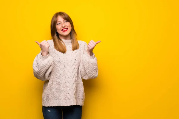 Roodharige Vrouw Gele Muur Geven Een Duim Omhoog Gebaar Glimlachen — Stockfoto