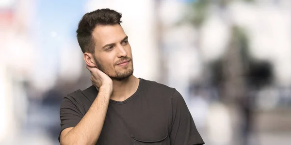 Man Met Zwarte Shirt Denken Een Idee Tijdens Het Hoofd — Stockfoto