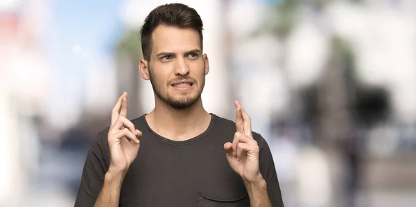 Hombre Con Camisa Negra Con Dedos Cruzando Deseando Mejor Aire —  Fotos de Stock