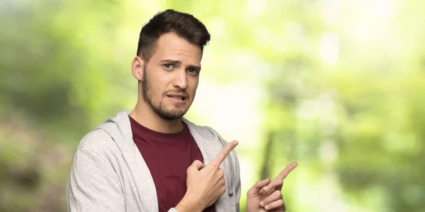 Homme Avec Sweat Shirt Effrayé Pointant Vers Côté Dans Parc — Photo