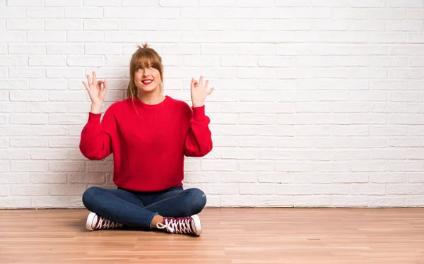 Roodharige Vrouw Aanbrengen Vloer Zen Pose — Stockfoto