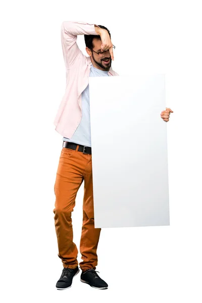 Hombre guapo con barba sosteniendo un cartel vacío — Foto de Stock