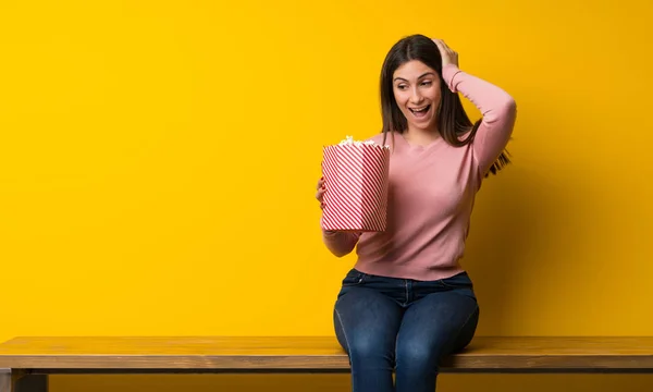 Jovem mulher sentada na mesa — Fotografia de Stock