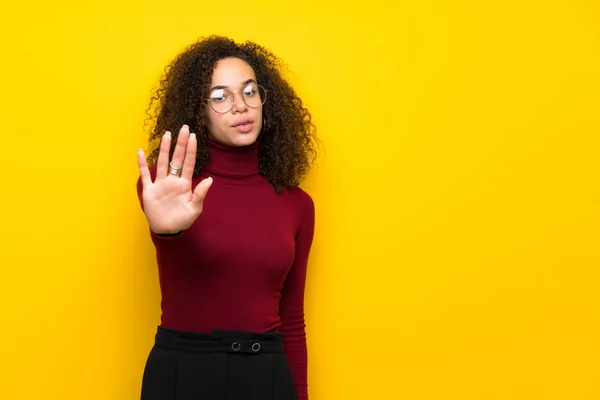 Mujer Dominicana Con Suéter Cuello Alto Haciendo Stop Gesture Negando —  Fotos de Stock