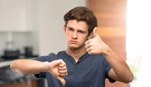 Teenager Der Ein Gutes Schlechtes Zeichen Setzt Unentschlossen Zwischen Oder — Stockfoto