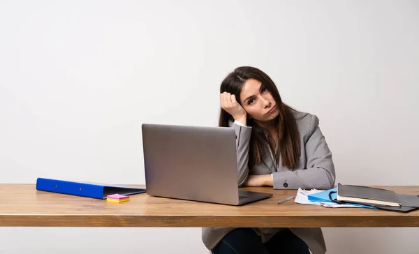 Mulher Negócios Escritório Com Uma Expressão Frustração Não Compreensão — Fotografia de Stock