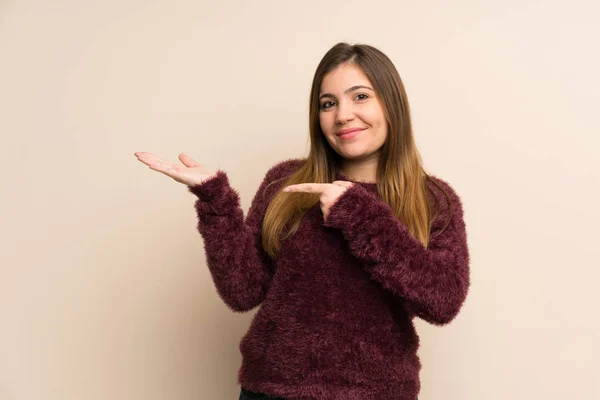 Junges Mädchen Mit Einem Imaginären Kopierraum Auf Der Handfläche Eine — Stockfoto