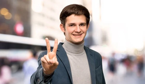 Чоловік Підліток Горлицею Посміхається Показує Знак Перемоги Відкритому Повітрі — стокове фото