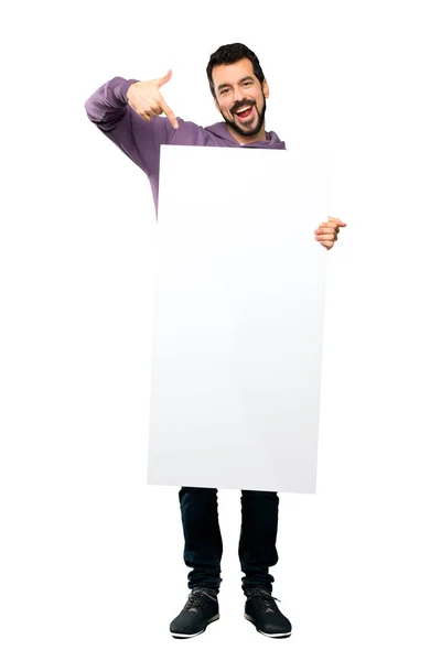 Bonito homem com camisola segurando um cartaz vazio — Fotografia de Stock