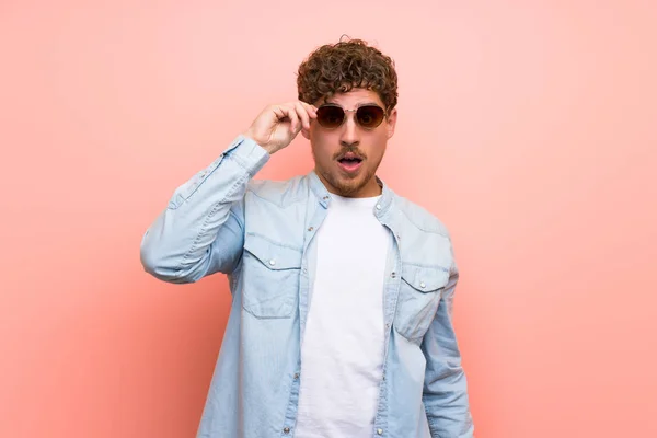 Blonde Man Pink Wall Glasses Surprised — Stock Photo, Image