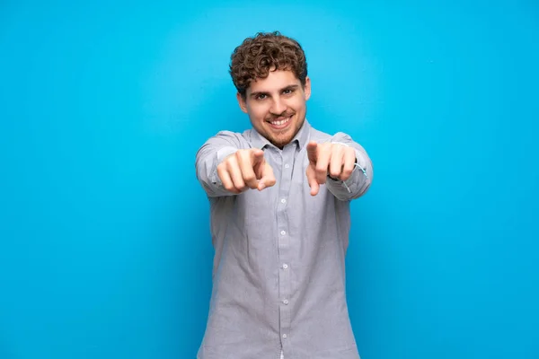 Homem Loiro Sobre Azul Parede Aponta Dedo Para Você Enquanto — Fotografia de Stock