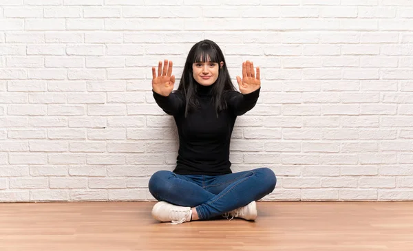 Femme Assise Par Terre Faisant Geste Arrêt Déçue — Photo