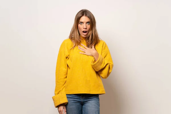 Mulher Com Suéter Amarelo Sobre Parede Isolada Surpreendido Chocado Enquanto — Fotografia de Stock
