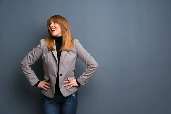 Pelirroja Mujer Negocios Posando Con Los Brazos Cadera Riendo — Foto de Stock