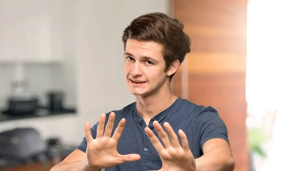 Tonåringen Man Nervös Och Rädd Sträcker Händerna Framsidan Inomhus — Stockfoto