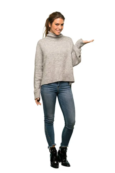 Full Length Shot Blonde Woman Turtleneck Holding Copyspace Imaginary Palm — Stock Photo, Image