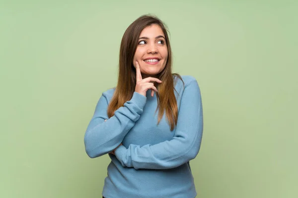 Junges Mädchen Über Grüne Wand Denkt Eine Idee Während Sie — Stockfoto