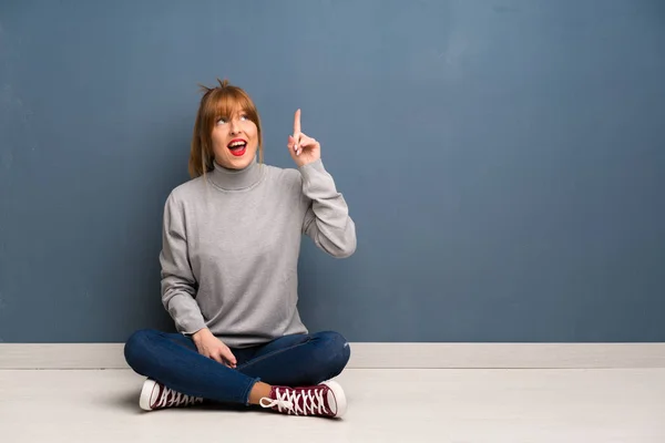 Rothaarige Frau Sitzt Auf Dem Boden Und Die Lösung Erkennen — Stockfoto