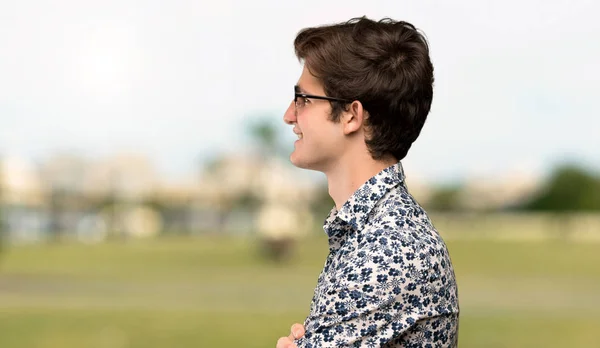 Adolescente Homem Com Camisa Flor Óculos Posição Lateral Livre — Fotografia de Stock