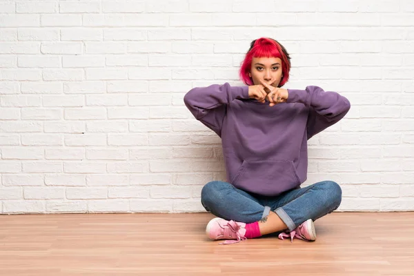 Mujer Joven Con Pelo Rosa Sentada Suelo Mostrando Gesto Silencio — Foto de Stock