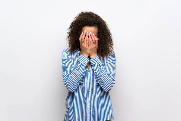 Femme Dominicaine Avec Chemise Rayée Avec Expression Fatiguée Malade — Photo