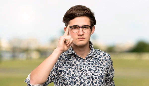 Adolescente Homem Com Camisa Flor Óculos Com Óculos Surpreso Livre — Fotografia de Stock