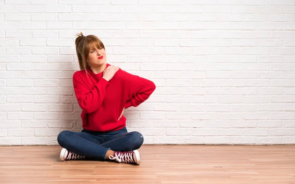 Roodharige Vrouw Aanbrengen Vloer Die Lijden Aan Pijn Schouder Voor — Stockfoto