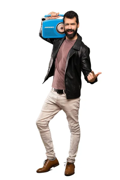 Hombre guapo con barba sosteniendo una radio — Foto de Stock