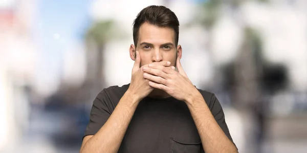 Man Black Shirt Covering Mouth Hands Saying Something Inappropriate Outdoors — Stock Photo, Image