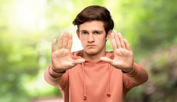 Hombre Adolescente Con Sudadera Haciendo Gesto Parada Decepcionado Aire Libre —  Fotos de Stock