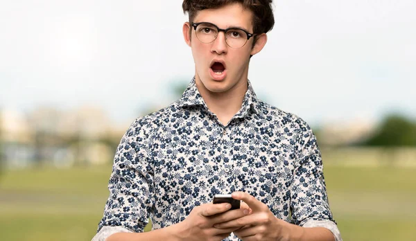 Teenager Mit Blumenhemd Und Brille Überrascht Und Sendet Botschaft Nach — Stockfoto