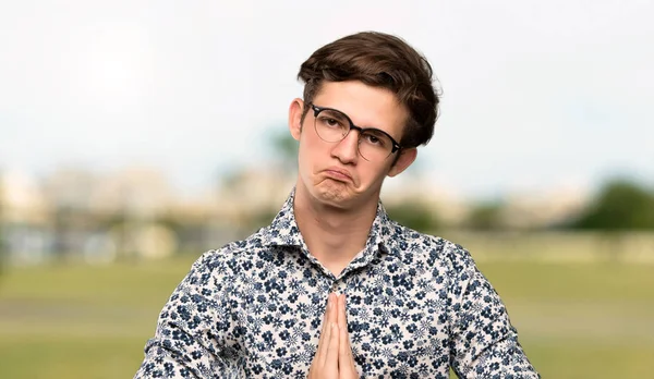 Hombre Adolescente Con Camisa Flores Gafas Mantiene Palma Junto Persona — Foto de Stock