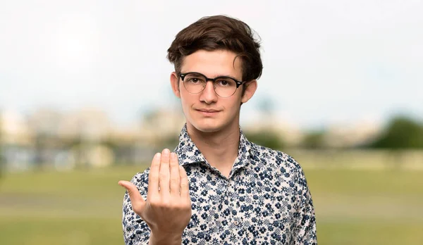 Teenager Mann Mit Blumenhemd Und Brille Der Mit Der Hand — Stockfoto