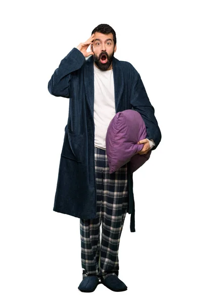 Man Met Baard Pyjama Met Verrassing Uitdrukking Geïsoleerde Witte Achtergrond — Stockfoto