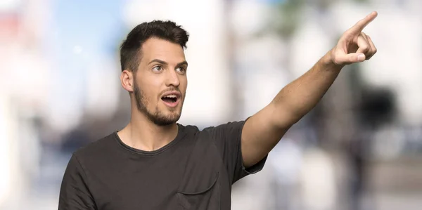 Hombre Con Camisa Negra Apuntando Aire Libre —  Fotos de Stock