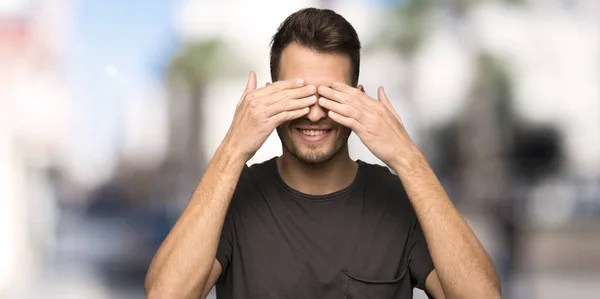 Homem Com Camisa Preta Cobrindo Olhos Por Mãos Surpreso Ver — Fotografia de Stock