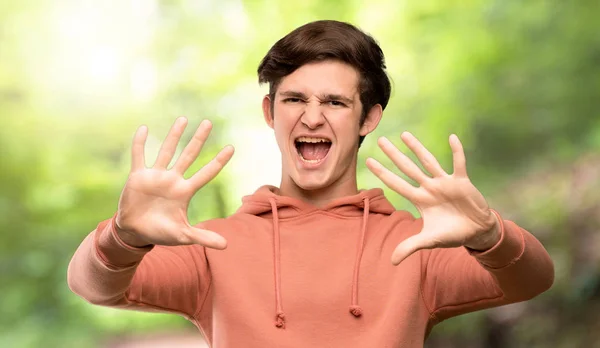 Adolescente Homem Com Camisola Contando Dez Com Dedos Livre — Fotografia de Stock