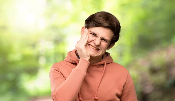 Jugendlicher Mit Sweatshirt Und Zahnschmerzen Freien — Stockfoto