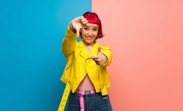 Young Woman Yellow Jacket Focusing Face Framing Symbol — Stock Photo, Image