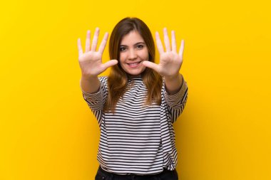 On parmak ile sayma sarı duvarın üzerinden genç kız