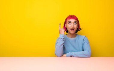 Parmak işaret bir fikir düşünce pembe saçlı genç kadın