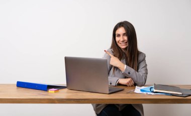 İş kadını tarafına işaret eden bir ofiste bir ürün sunmak için