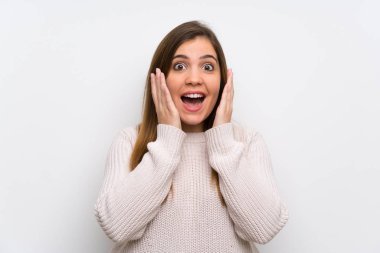 Sürpriz yüz ifadesi ile beyaz kazaklı genç kız