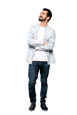 İzole beyaz arka plan üzerinde gülümseyen ararken sakallı yakışıklı adam tam uzunlukta atış