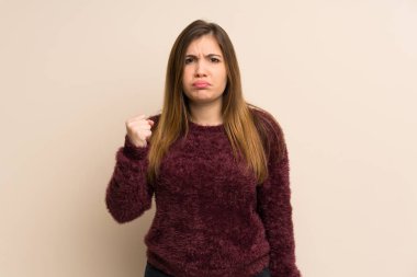 Kızgın hareketi ile genç kız