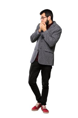 Ağız kapsayan ve tarafına izole beyaz arka plan üzerinde seyir gözlüklü yakışıklı adam