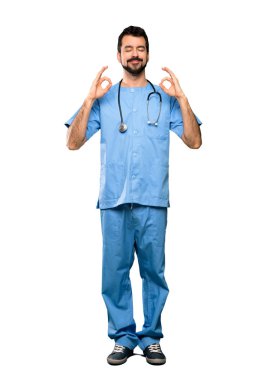 Zen cerrah doktor insanın tam uzunlukta atış izole beyaz arka plan üzerinde poz