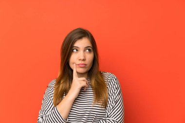 Çizgili gömlekli bir fikir düşünce ile genç kız