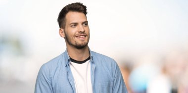 Yakışıklı adam açık havada gülümseyen